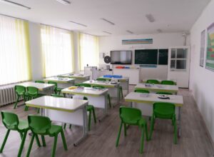 Запрет на использование телефонов, ответственность учителей только во время образовательного процесса и отказ от ведения соцсетей: группа депутатов инициировала поправки в Законы