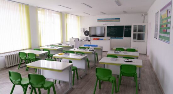 Запрет на использование телефонов, ответственность учителей только во время образовательного процесса и отказ от ведения соцсетей: группа депутатов инициировала поправки в Законы